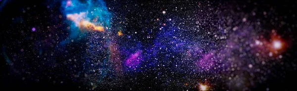 무지개 빛깔로 하늘을 찌릅니다 지구에서 떨어진 우주의 성운은 광년떨어져 Nasa — 스톡 사진
