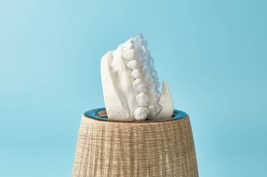 Mavi arka planda ortodontik diş teması. Ortodontik diş tedavisi için kullanılabilir şeffaf görünmez diş hizalayıcılar veya diş telleri