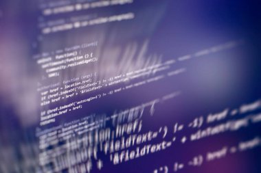 Masaüstü bilgisayar monitörü fotoğrafı. Javascript fonksiyonlar, değişkenler, nesneler. Proje yöneticileri yeni bir fikir üzerinde çalışıyorlar. Gelecekteki teknoloji yaratma süreci.