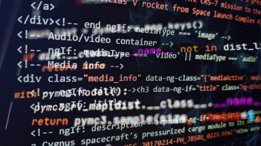 Web sitesi geliştirme. Ofiste program kodları üzerinde çalışan geliştirici. Bilgisayar programı. Programcı işyeri. Programlama kodu. Yazılım kaynak kodu.