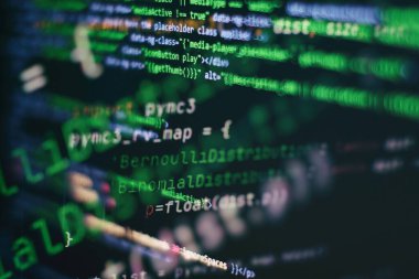 Bilgisayar arkaplanı, masaüstü dizüstü bilgisayarı üzerinde çalışan programcı, seçici odaklı bulanık ekran, JS, web uzman uygulamalarında işbirliği yapan yakın plan, teknik kaynak uygulamaları