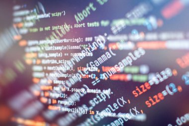 Sunucu kayıtları analizi. Programlama ve kodlama teknolojileri geliştiriyoruz. Ofiste web siteleri kodları üzerinde çalışan geliştirici.