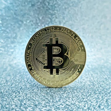 Sanal paralar anakart arka planında izole edilmiş. Şifreli para, bitcoin.