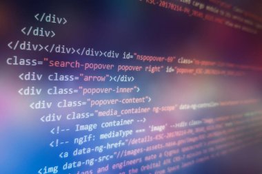 Masaüstü bilgisayar monitörü fotoğrafı. Javascript fonksiyonlar, değişkenler, nesneler. Proje yöneticileri yeni bir fikir üzerinde çalışıyorlar. Gelecekteki teknoloji yaratma süreci.