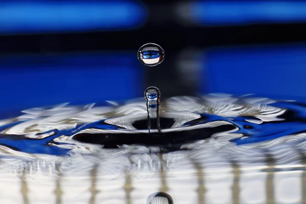 In Wassertröpfchen fallen — Stockfoto