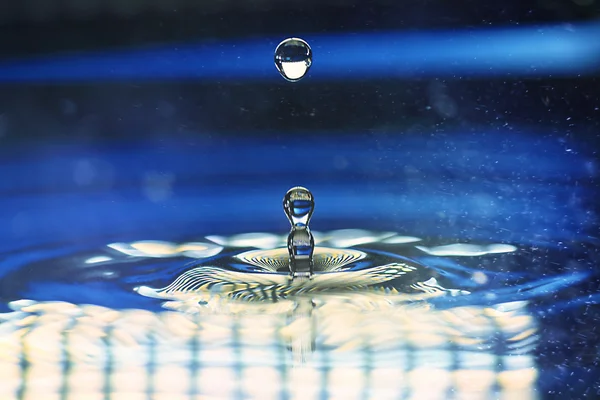 In Wassertröpfchen fallen — Stockfoto