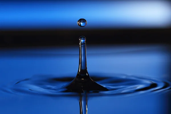 Caduta in goccioline d'acqua — Foto Stock