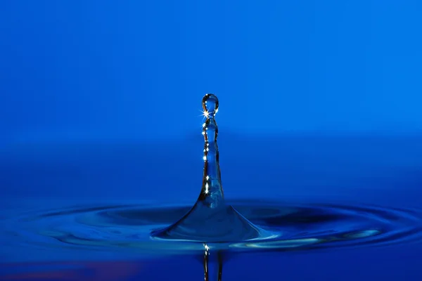 In Wassertröpfchen fallen — Stockfoto