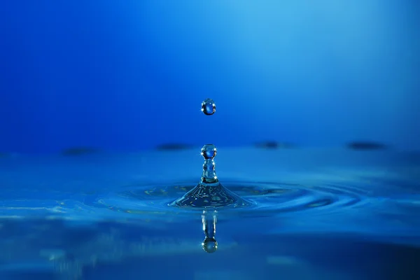 Caduta in goccioline d'acqua — Foto Stock