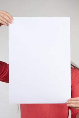 El ele tutuşma kağıdı beyaza izole edilmiş.