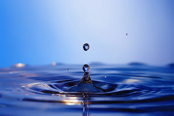 Tomber dans des gouttelettes d'eau — Photo