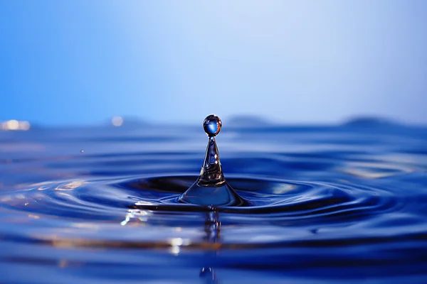 In Wassertröpfchen fallen — Stockfoto