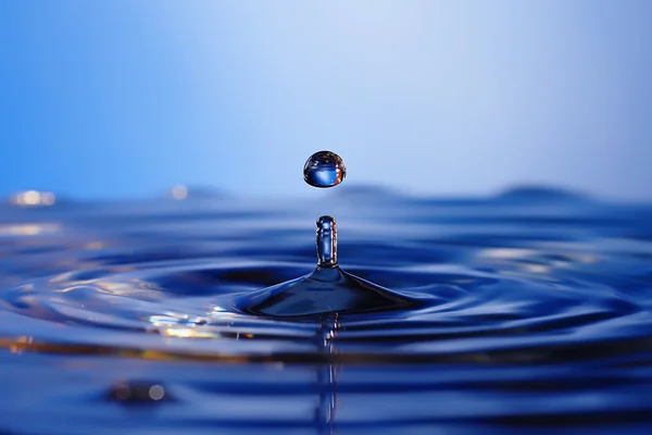 Tomber dans des gouttelettes d'eau — Photo