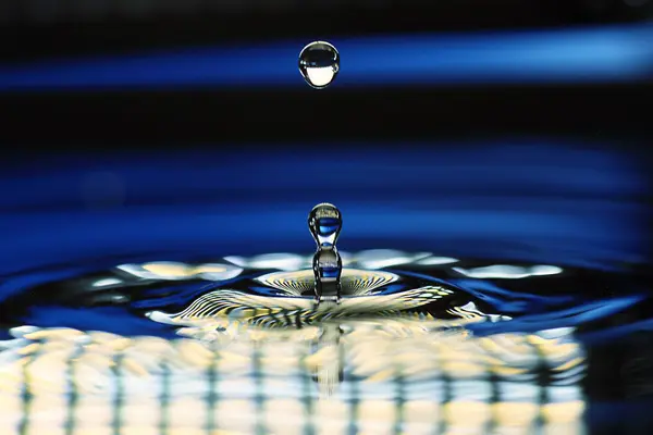 In Wassertröpfchen fallen — Stockfoto