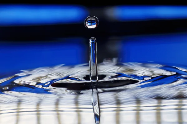 In Wassertröpfchen fallen — Stockfoto