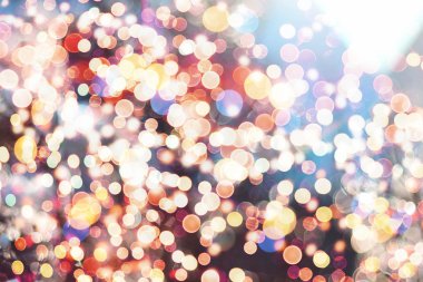 Doğal Bokeh ve parlak altın ışık şenlikli arka plan. Vintage sihirli arka plan rengi ile