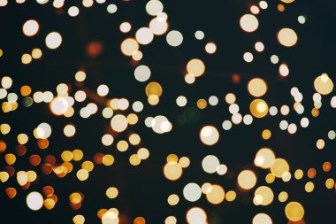 Doğal Bokeh ve parlak altın ışık şenlikli arka plan. Vintage sihirli arka plan rengi ile