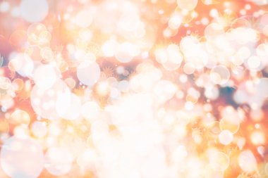 Doğal Bokeh ve parlak altın ışık şenlikli arka plan. Vintage sihirli arka plan rengi ile