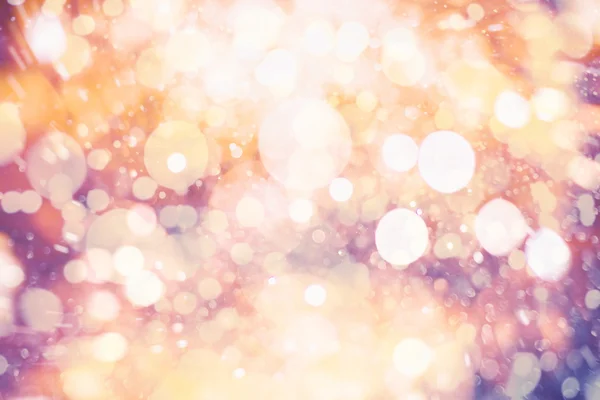 Festlicher Hintergrund mit natürlichem Bokeh und leuchtend goldenen Lichtern. Vintage magischen Hintergrund mit Farbe — Stockfoto