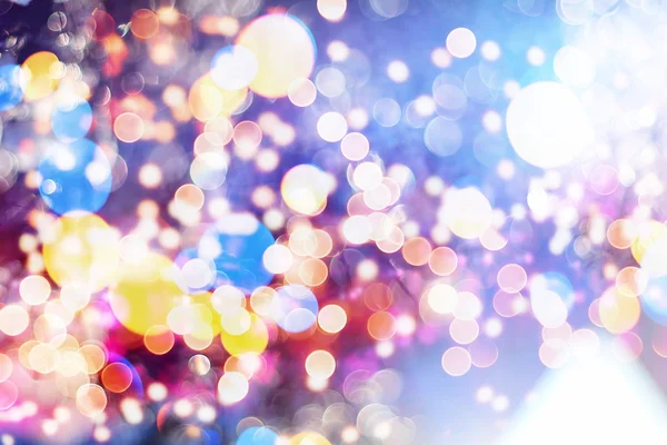 Fête de fond avec Bokeh naturel et lumières dorées lumineuses. Vintage fond magique avec couleur — Photo