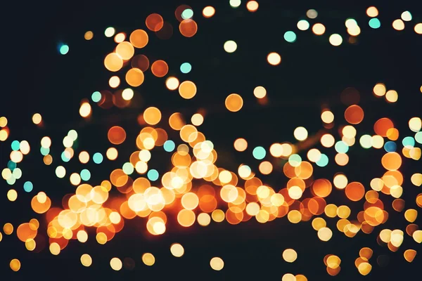 Festlicher Hintergrund mit natürlichem Bokeh und leuchtend goldenen Lichtern. Vintage magischen Hintergrund mit Farbe — Stockfoto