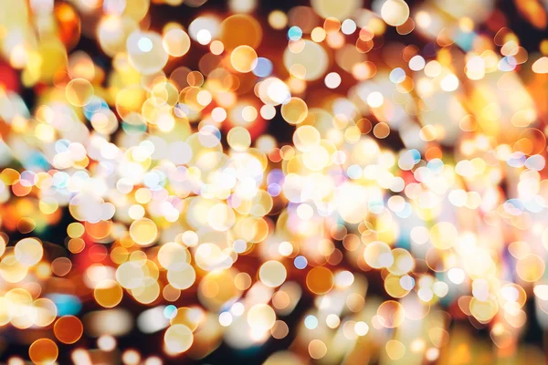 Sfondo festivo con Bokeh naturale e luminose luci d'oro. Vintage sfondo magico con colore — Foto Stock