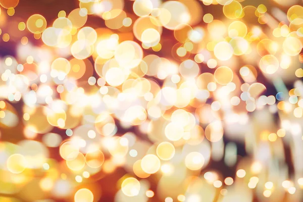 Feestelijke achtergrond met natuurlijke Bokeh en felle gouden lichten. Vintage magische achtergrond met kleur — Stockfoto