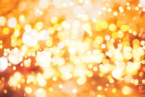 Feestelijke achtergrond met natuurlijke Bokeh en felle gouden lichten. Vintage magische achtergrond met kleur — Stockfoto