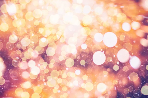 Feestelijke achtergrond met natuurlijke Bokeh en felle gouden lichten. Vintage magische achtergrond met kleur — Stockfoto