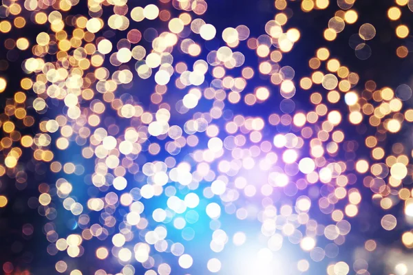 Feestelijke achtergrond met natuurlijke Bokeh en felle gouden lichten. Vintage magische achtergrond met kleur — Stockfoto