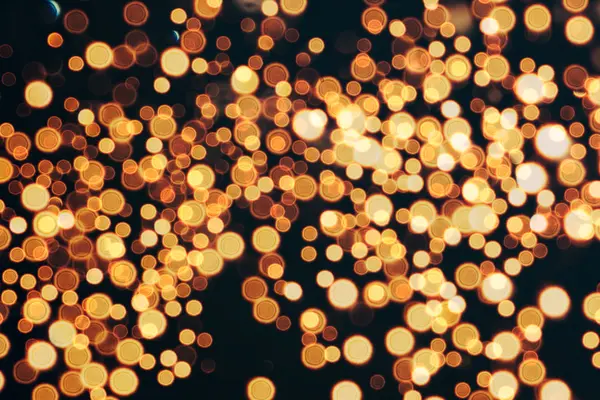 Fondo festivo con Bokeh natural y luces doradas brillantes. Fondo mágico vintage con color —  Fotos de Stock
