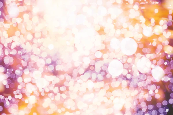 Festlicher Hintergrund mit natürlichem Bokeh und leuchtend goldenen Lichtern. Vintage magischen Hintergrund mit Farbe — Stockfoto