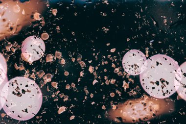 Bokeh ışıkları ve yıldız desenli şenlikli soyut arkaplan