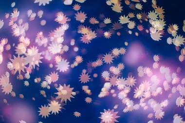 Bokeh ışıkları ve yıldız desenli şenlikli soyut arkaplan