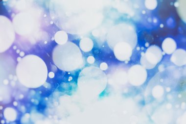 Bokeh ışıkları ve yıldız desenli şenlikli soyut arkaplan