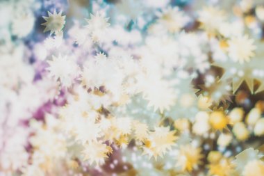 Bokeh ışıkları ve yıldız desenli şenlikli soyut arkaplan