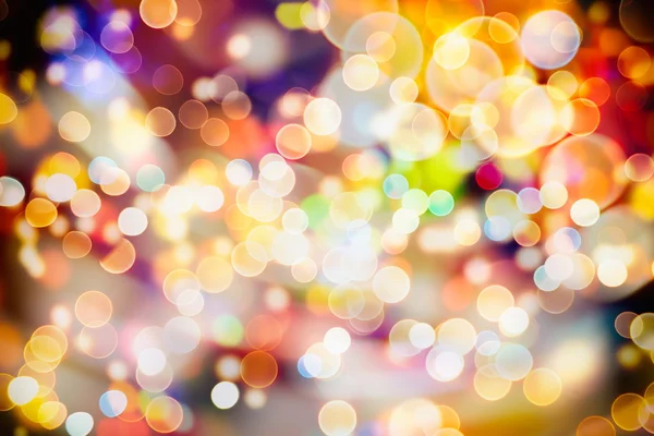 Fête de fond avec Bokeh naturel et lumières dorées lumineuses. Vintage fond magique avec couleur — Photo