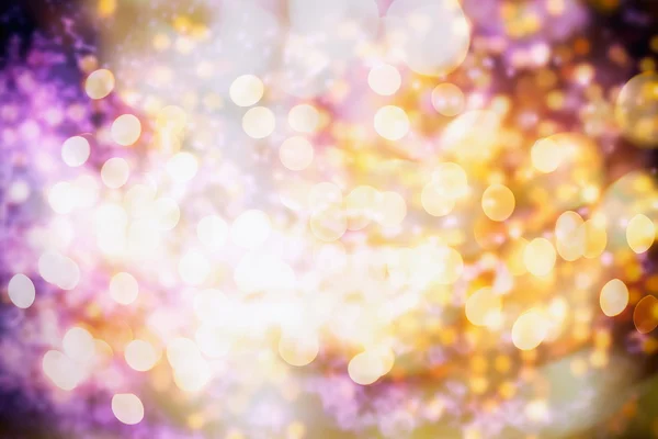 Festlicher Hintergrund mit natürlichem Bokeh und leuchtend goldenen Lichtern. Vintage magischen Hintergrund mit Farbe — Stockfoto