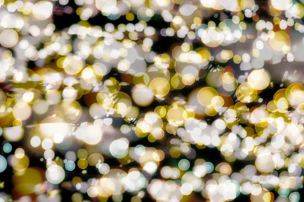 お祭りの背景に自然なボケ味、明るい黄金色のライト。色とビンテージの魔法の背景 — ストック写真