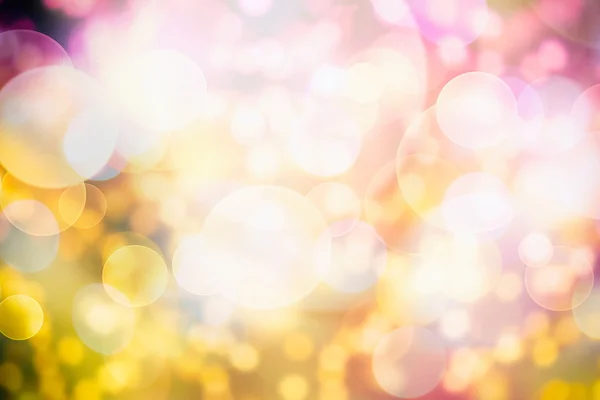 Feestelijke achtergrond met natuurlijke Bokeh en felle gouden lichten. Vintage magische achtergrond met kleur — Stockfoto