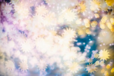 Doğal Bokeh ve parlak altın ışık şenlikli arka plan. Vintage sihirli arka plan rengi ile