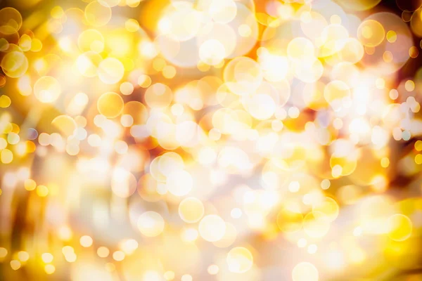Fondo festivo con Bokeh natural y luces doradas brillantes. Fondo mágico vintage con color —  Fotos de Stock