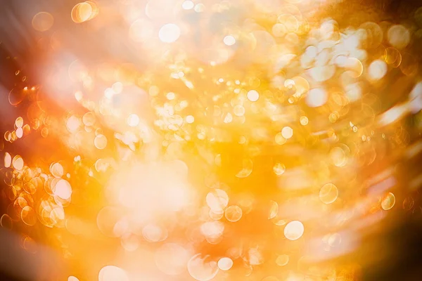 お祭りの背景に自然なボケ味、明るい黄金色のライト。色とビンテージの魔法の背景 — ストック写真