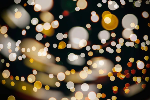 Feestelijke achtergrond met natuurlijke Bokeh en felle gouden lichten. Vintage magische achtergrond met kleur — Stockfoto