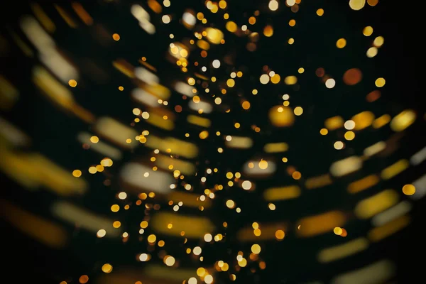 Feestelijke achtergrond met natuurlijke Bokeh en felle gouden lichten. Vintage magische achtergrond met kleur — Stockfoto