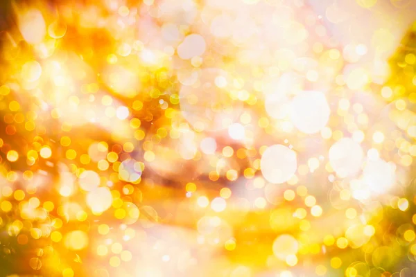 Feestelijke achtergrond met natuurlijke Bokeh en felle gouden lichten. Vintage magische achtergrond met kleur — Stockfoto