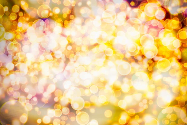 Fundo festivo com bokeh natural e luzes douradas brilhantes. Fundo mágico vintage com cor — Fotografia de Stock