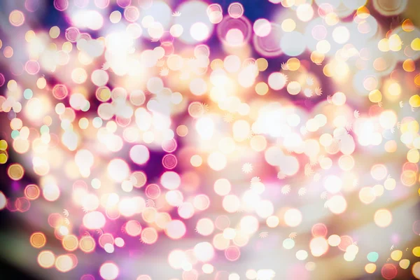 Feestelijke achtergrond met natuurlijke Bokeh en felle gouden lichten. Vintage magische achtergrond met kleur — Stockfoto