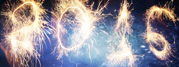 Novoroční ohňostroje a konfety 2016 — Stock fotografie