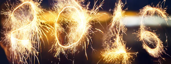 Fuegos artificiales y confeti de Año Nuevo 2016 — Foto de Stock
